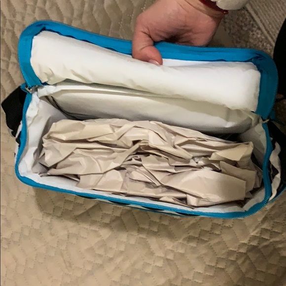 Black and White Chevron Insulated Bottle Bag - Picture 3 of 3